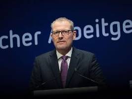 Versündigen uns : Arbeitgeberchef Dulger stellt sich in Rentenstreit gegen Kanzler Merz