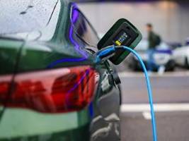 Mehr E-Autos, aber kein Boom: Neuzulassungen steigen deutlich: Vor allem Hybrid-Autos sind beliebt
