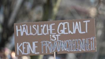 internationaler tag gegen gewalt an frauen: proteste in berlin geplant