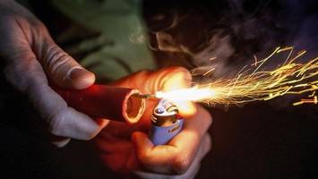 razzia in mehreren bezirken: 800 kilo illegale böller & raketen entdeckt