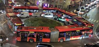 Oslo: Vier Gelenkbusse im Kreisverkehr sind einer zu viel