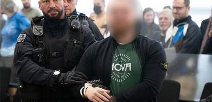 Prozessauftakt gegen die »Hammerbande« in Dresden: Johann G. und seine Mitstreiter winkt ins Publikum