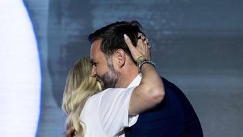 erika kirk verteidigt umarmung von jd vance: „meine sprache ist berührung“