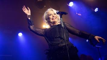in feierlaune: fans singen so laut, dass kim wilde kaum noch zu hören ist