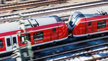 In der S-Bahn: Mann bedroht Fahrgäste und tritt Scheibe zum Zugführer ein