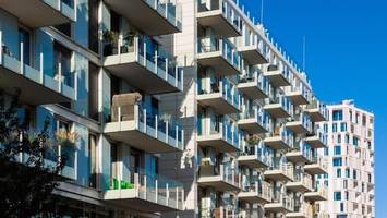 So viel muss man im Monat netto verdienen, um sich eine Immobilie zu leisten