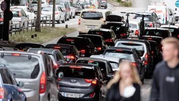 staugefahr in hamburgs city: hauptverkehrsader wird zum nadelöhr