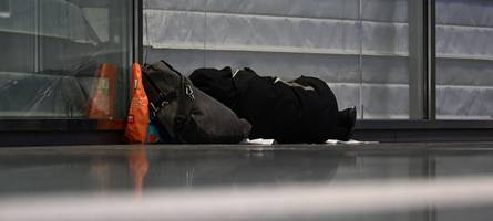 Soll man Obdachlosen Geld spenden? „Auch wenn Rauschmittel gekauft werden, hilft das für den Moment“