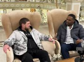 Essen und exotische Waffen: Amerikanische UFC-Legende feiert mit Putins Bluthund Kadyrow