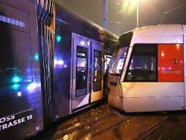 Großeinsatz der Feuerwehr: Straßenbahn in Düsseldorf entgleist - 13 Menschen verletzt