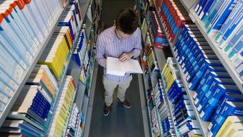 jura-studenten verstecken lehrbücher – hamburger bib muss schließen
