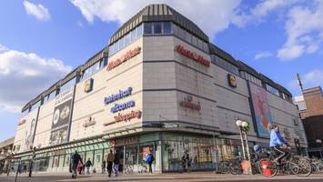 Edeka-Mitarbeiterin beim Einräumen der Waren sexuell belästigt