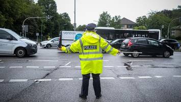 umbau der ampelanlage an b5-kreuzung: polizei regelt den verkehr