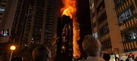 Mindestens 13 Tote bei Großbrand in Hongkong