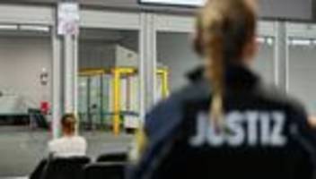 anschlag auf weihnachtsmarkt: erste betroffene des anschlags als zeugen vor gericht aus