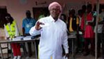 guinea-bissau: guinea-bissaus präsident nach mutmaßlichem militärputsch ausgeflogen
