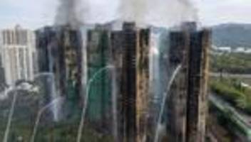 Hochhäuser in Flammen: Mindestens 44 Tote: Hongkong trauert um Großbrand-Opfer