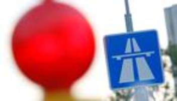 unfall: gullydeckel beschädigt zwei lastwagen auf der autobahn 9