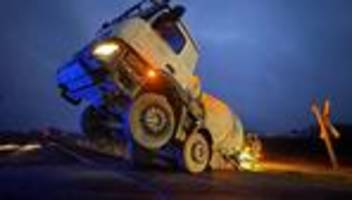 Unfall beim Rangieren: Betonmischer rutscht in Graben – Bahnstrecke blockiert