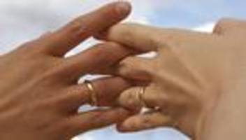 Unverheiratete Eltern: Sie sollten darüber nachdenken, ob sie nicht doch heiraten wollen