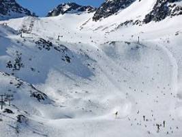 Freerider lösen Schneebrett: Lawine in Tirol reißt Skifahrer mit sich - acht Verschüttete gerettet