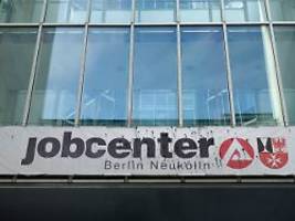 gericht stärkt jobcenter: bürgergeldempfänger müssen sich selbst um günstigere wohnung kümmern