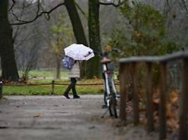 viel hin und her: trügerisches mildes wetter: auf den straßen droht glätte