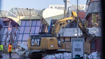 Bagger rollen in Friedrichshain: Abriss des SEZ hat begonnen