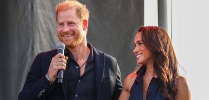 Prinz Harry, Herzogin Meghan und ihre Kinder helfen in Gemeinschaftsküche