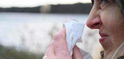 Erkältungen: Wird man im Urlaub wirklich häufiger krank? Arzt erklärt das Phänomen