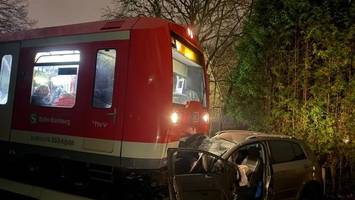 S-Bahn mit 500 Fahrgästen kollidiert an Bahnübergang mit Pkw