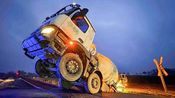 Betonmischer kippt am Bahnübergang in Graben – Zugverkehr gestört