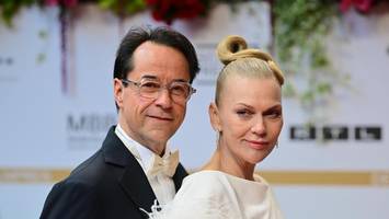 jan josef liefers empfiehlt nacktheit bei streit in beziehung