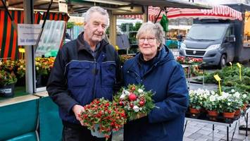 nach 50 jahren: bekanntes paar öffnet ein letztes mal stand auf wochenmarkt
