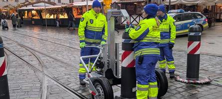 Poller in der Maxstraße: Pro Stunde wird über 60 Mal umgehievt