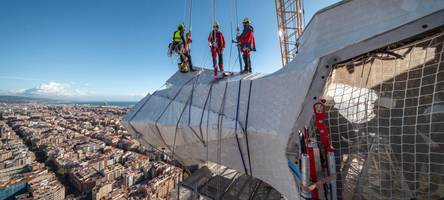 megaprojekt in barcelona: erster horizontaler kreuzarm aus gundelfingen angebracht