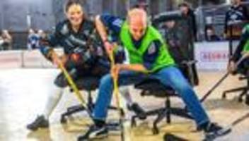 Chair-Hockey: Mit Schläger und Bürostuhl – Eine besondere Meisterschaft
