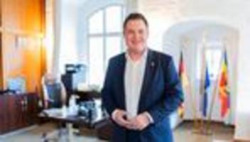 Junger Politiker: Die Wahl wollte keiner: Emotionaler Start für jungen Landrat