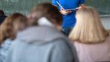 Schulleiter-Umfrage: Bildungsgewerkschaft sieht Schulleitungen am Limit