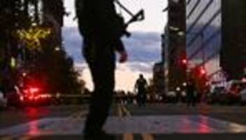 Der US-Überblick am Morgen: Nationalgardistin gestorben, Kontrolle von Geflüchteten und Greencards