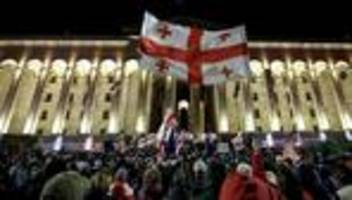 Protest in Georgien: Wo steht Georgien nach einem Jahr Protest?
