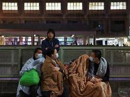 128 Todesopfer bestätigt: Rettungskräfte suchen in Hongkonger Wohnungen nach Vermissten