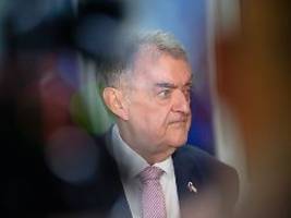 schuss auf bewaffnetes mädchen: ermittlungsverfahren gegen bochumer polizisten wegen versuchten totschlags