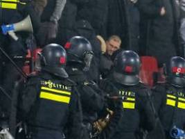 vfb stuttgart mächtig sauer: fans bekommen zur begrüßung erstmal einen knüppel ins gesicht