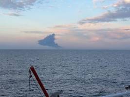 vorfall im schwarzen meer: explosionen erschüttern zwei tanker von putins schattenflotte