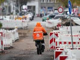 1500 fahrer sind bald job los: lieferando will weniger kuriere entlassen