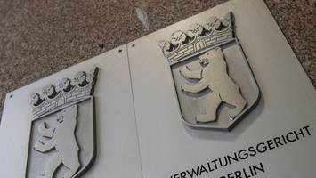 protestbanner gegen afd-jugend an berliner uni darf bleiben