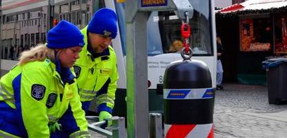 Augsburger Weihnachtsmarkt: Poller-Hieven im Minutentakt