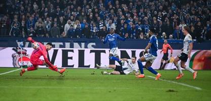 2. fußball-bundesliga: schalke 04 holt nach rückstand noch sieg gegen paderborn