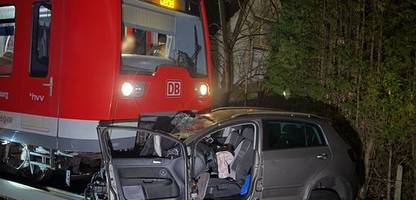 Hamburg: S-Bahn erfasst Auto und schleift es Hunderte Meter mit